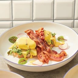 ไข่ดาวน้ำคลาสสิกเสิร์ฟพร้อมเบคอน