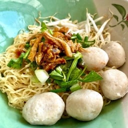 ก๋วยเตี๋ยวลูกชิ้นน้ำใส