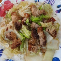 ข้าวผัดผักกาดขาวหมูกรอบ