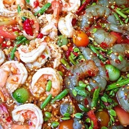 ตำเกาเหลาถาดกุ้งสดกุ้งลวกน้ำปลาร้า