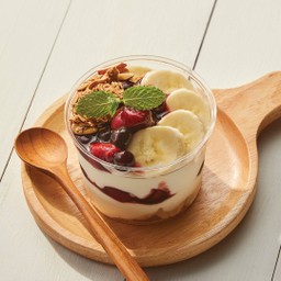 มูลลีโยเกิร์ตผลไม้รวมกราโนลาและเมล็ดเจีย