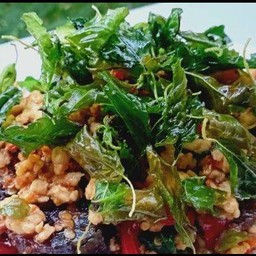 ไข่เยี้ยวม้ากระเพรากรอบ