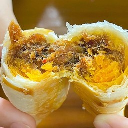 เปี๊ยะสติ๊กไส้พริกเผาหมูหยองไข่เค็ม