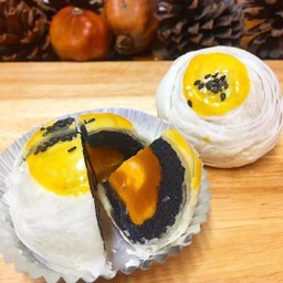 เปี๊ยะงาดำไข่เค็ม ( ลูกใหญ่ )