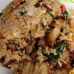 ข้าวผัดหมูกรอบ