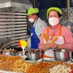 ลูกชิ้นทอด ป้าสม (รร.หญิง เจ้าเก่า) สระกลางเมือง