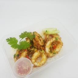 ข้าวราดปลาหมึกคั่วพริกเกลือ