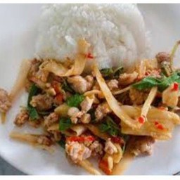 ผัดกระเพราใส่หน่อไม้ต้ม