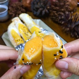 เปี๊ยะสติ๊กลาวาไข่เค็ม