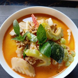 แกงเผ็ดมะระผักรวม