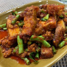 ผัดเผ็ดหมูกรอบ