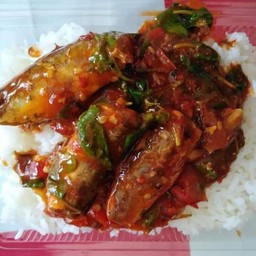 ผัดกระเพราปลากระป๋องราดข้าว