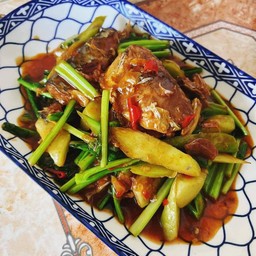 ผัดคะน้าปลากระป๋องราดข้าว