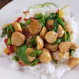 ข้าวกะเพราลูกชิ้นหมู