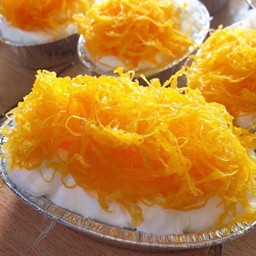 เค้กใบเตยนมสดโรยหน้าฝอยทอง ( แบบถาด )