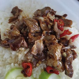 ข้าวเนื้อทอดกระเทียม