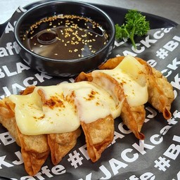 Mozzarella Gyoza(มอสซาเรล่าชีสเกี๊ยวซ่า)