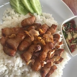 ข้าวหมูสามชั้นทอดน้ำปลา