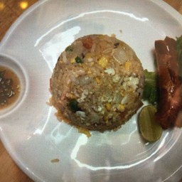 ข้าวผัดแฮมไส้กรอก