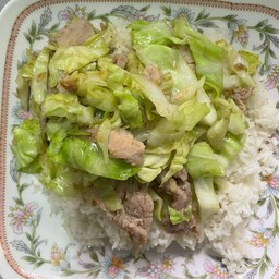 กะหล่ำปลีผัดน้ำปลาราดข้าว
