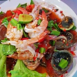 ยำกุ้งสุก ไข่เยี่ยวม้า