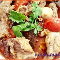 มาม่าน้ำเงี้ยวตีนไก่ลูกชิ้นหมู