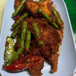 ปลาช่อนทอดกรอบผัดพริกแกง