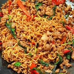 ผัดมาม่ากะเพราหมูสับ