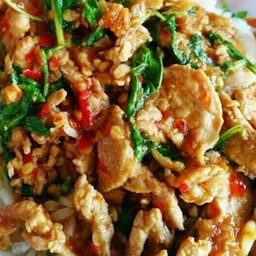 กระเพราหมูุชิ้น  ราดข้าว