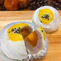 เปี๊ยะเผือกไข่เค็ม ( ลูกใหญ่ )