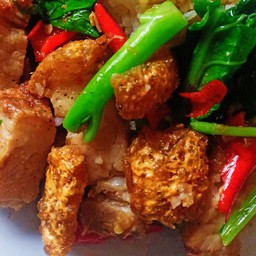 ข้าวคะน้าหมูกรอบ