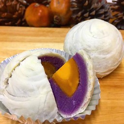 เปี๊ยะมันม่วงไข่เค็ม ( ลูกใหญ่ )