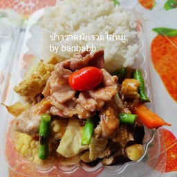 ผัดผักรวมใส่หมู ราดข้าว