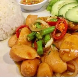 ข้าวราดกระเพราไส้กรอก(ฟรีผักเลือกได้ค่ะ)