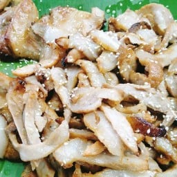 น้องแอนคอหมูย่าง