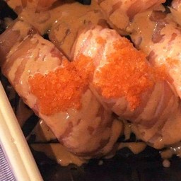ซูชิแซลมอนสไปร์ซี่ไข่กุ้ง คำละ