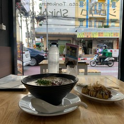 สั่งมาทานแค่ 2 อย่าง ราเมงและทาโกยากิ