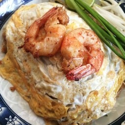 ผัดไทยกุ้งสดห่อไข่