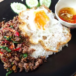 พลังใบ กะเพราเนื้อโคขุนสับ