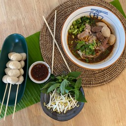 ก๋วยเตี๋ยวเนื้อน้ำใส + ลูกชิ้นเนื้อย่าง 2 ไม้