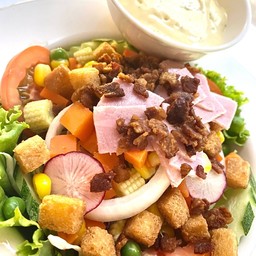 สลัด แฮม-เบคอน  Ham-Bacon & mixed green salad