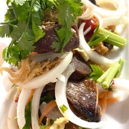 ยำขาหมูเยอรมันทอดกรอบ Yum roast pork knuckle