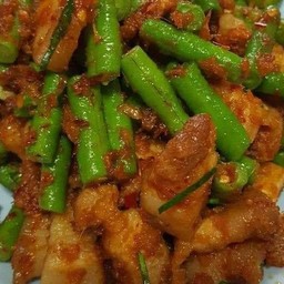 ผัดพริกแกง