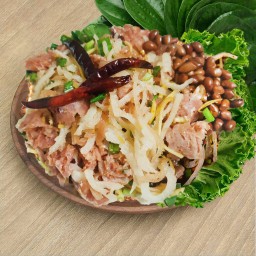 ยำแหนมพร้อมหนังหมูไม่มีข้าวทอด อร่อยพร้อม