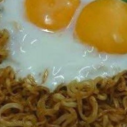 ผัดมาม่าทะเลต้มยำ