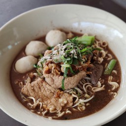 ก๊วยเตี๋ยวเส้นมาม่าหมู