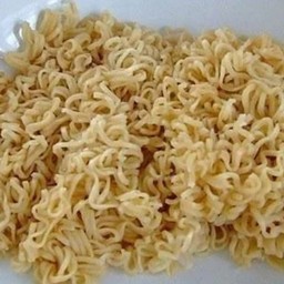 เส้นมาม่า หรือ เส้นไวไว ลวก