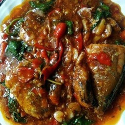 กะเพราปลากระป๋องราดข้าว