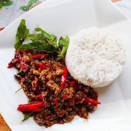 กระเพราหมูสับราดข้าว