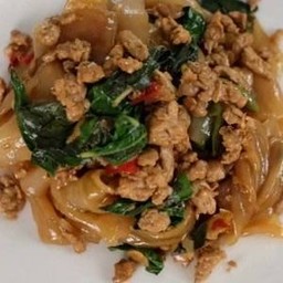 กะเพราหมูสับเส้นใหญ่